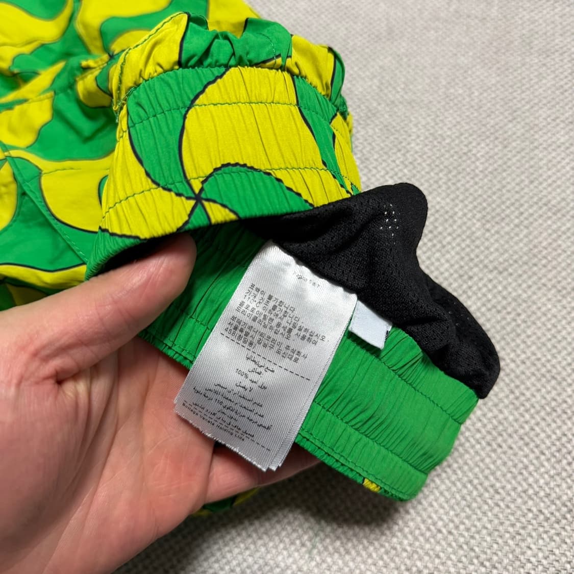 보테가 베네타 웨이비 트라이앵글 패턴 퀼팅 스윔팬츠 상품이미지6