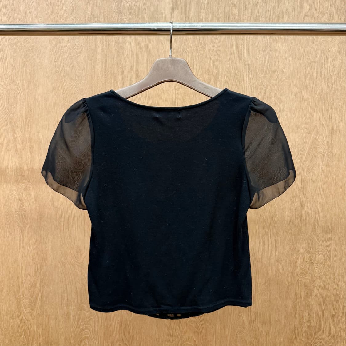 꾸레쥬 프릴 반팔 블라우스 시스루 슬리브 디테일 슬림핏 블랙 상품이미지3