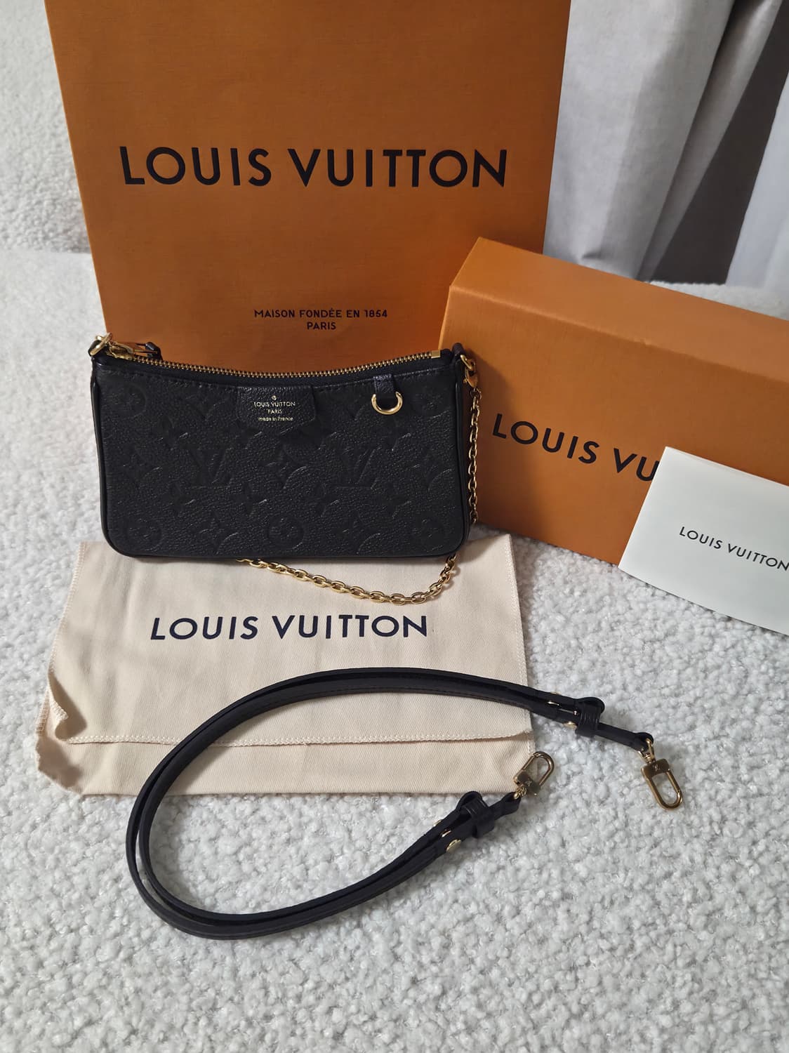 루이비통 이지 파우치 온 스트랩 블랙 상품이미지1