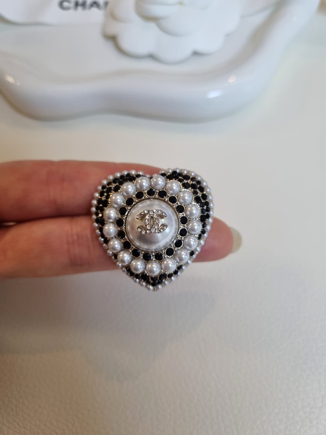 샤넬 CC 하트 블랙스톤 진주  브로치 업사이클링 상품이미지3