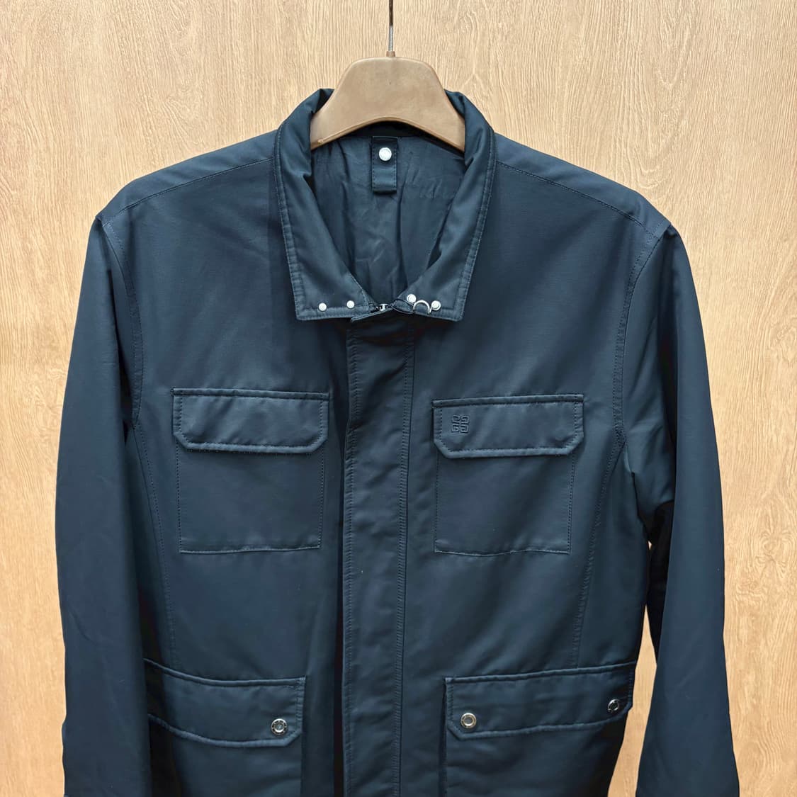 지방시 하이넥 자켓 히든 플래킷 안감 퀄팅 디테일 레귤러핏 블랙 상품이미지4