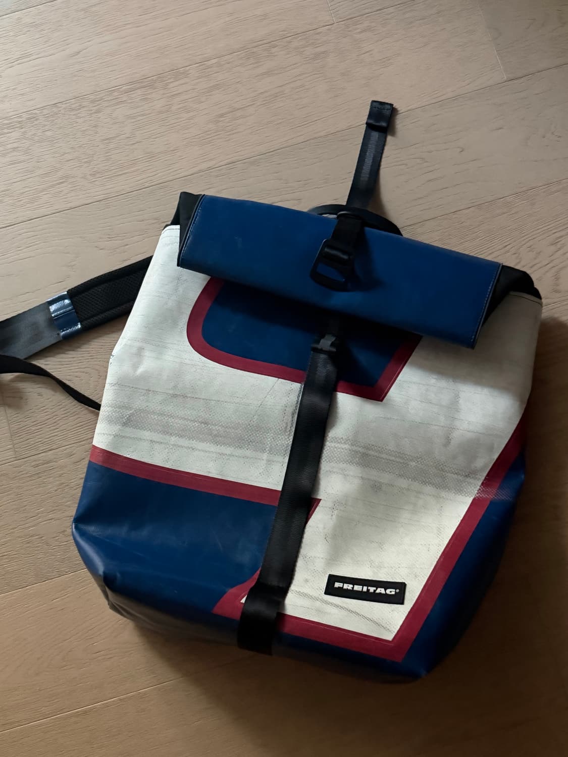 프라이탁 클랩튼 백팩 (흰빨파) 상품이미지1