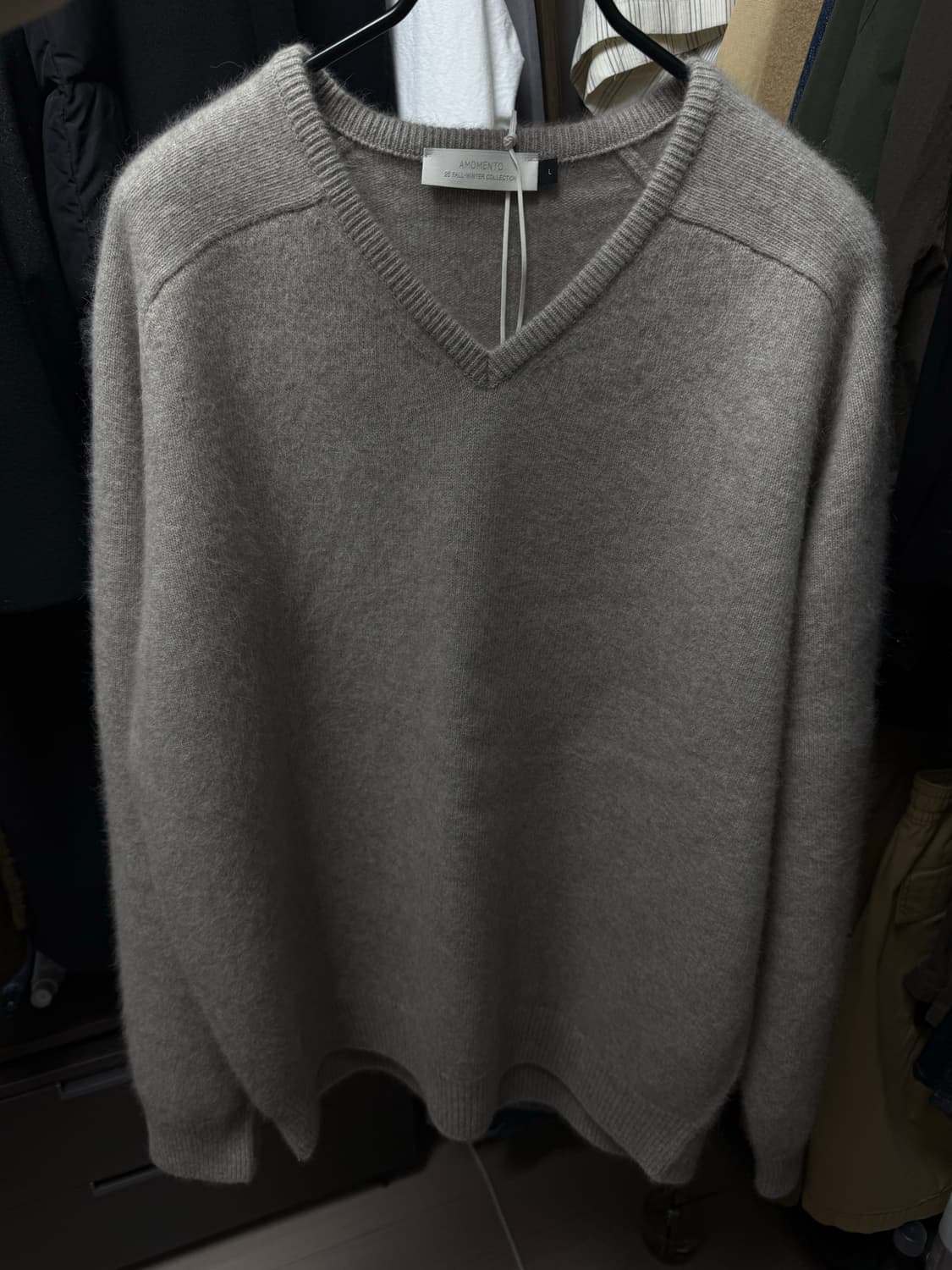 (L) 아모멘토 라쿤 브이넥 니트 베이지 상품이미지1