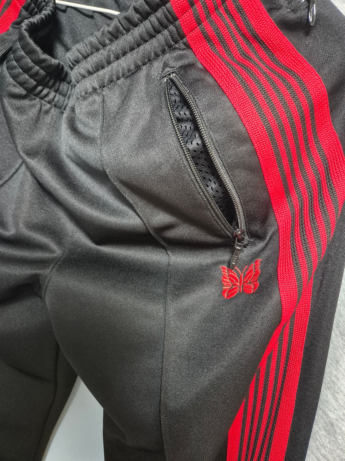 니들스 스트레이트 트랙팬츠 검빨 상품이미지1