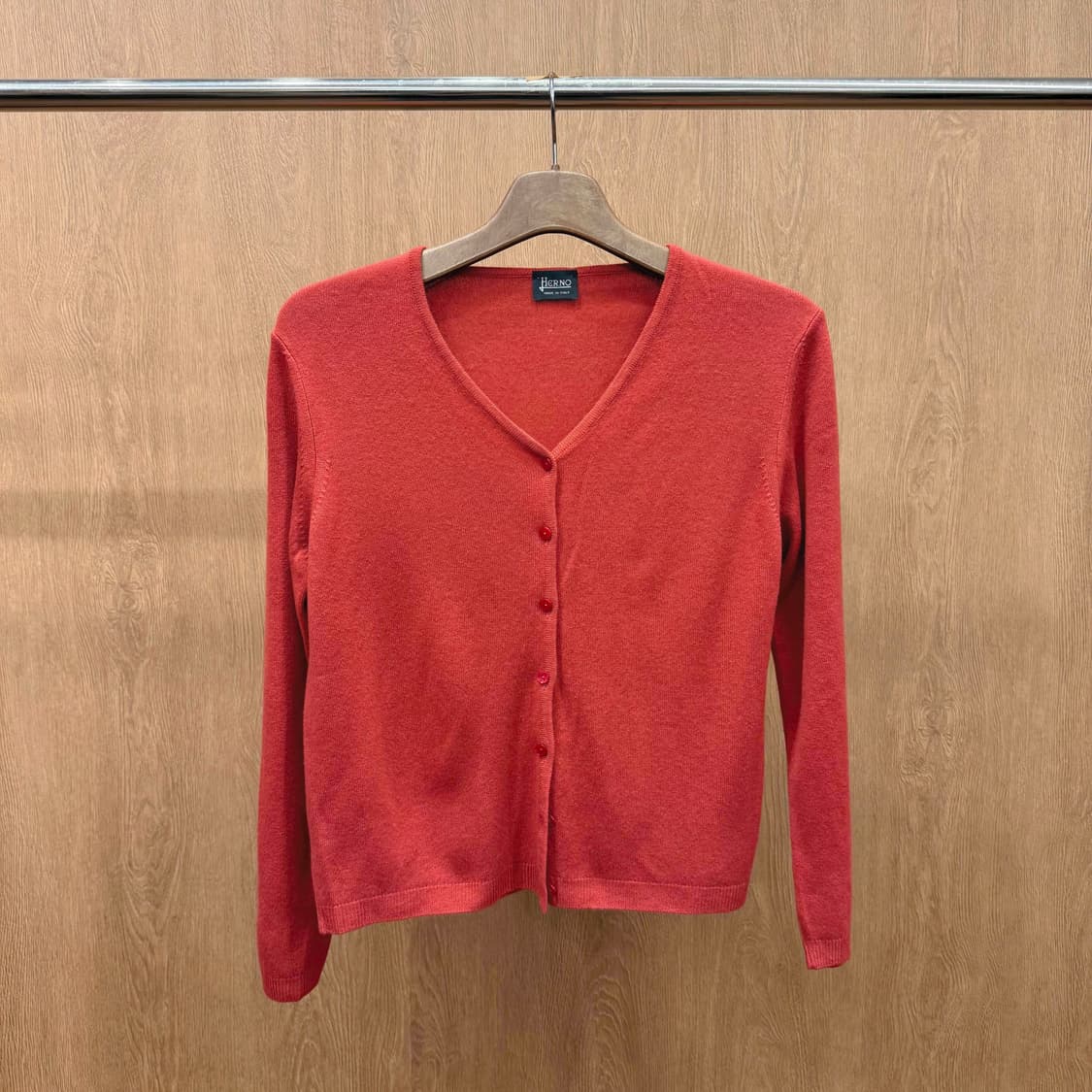 에르노 브이넥 긴팔 니트 가디건 미니 버튼 디테일 슬림핏 레드 상품이미지2