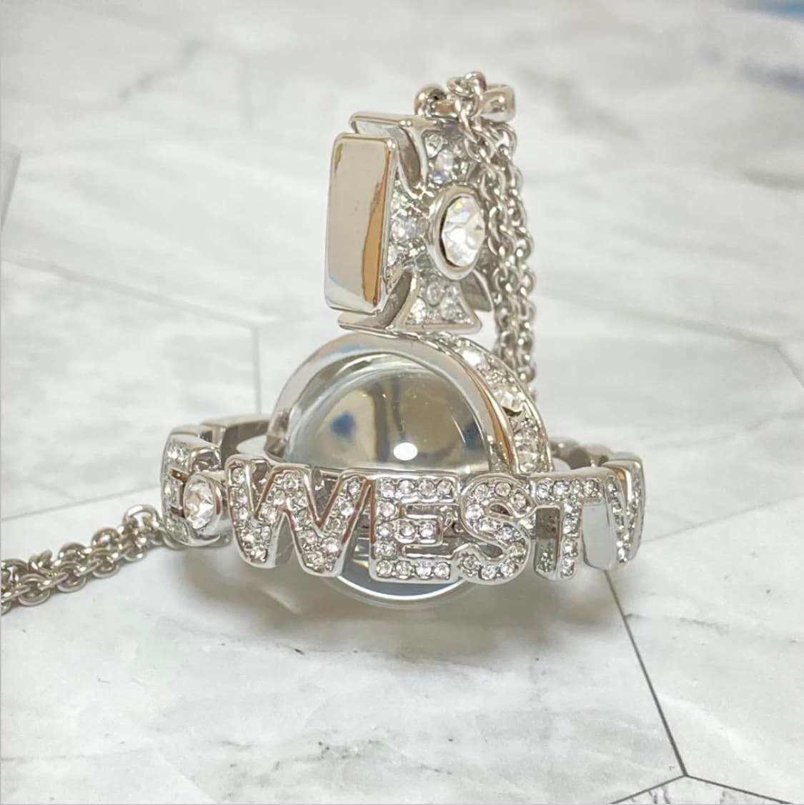 비비안웨스트우드 아카이브 화이트 크리스탈 레터링 orb 팬던트 목걸이 상품이미지3