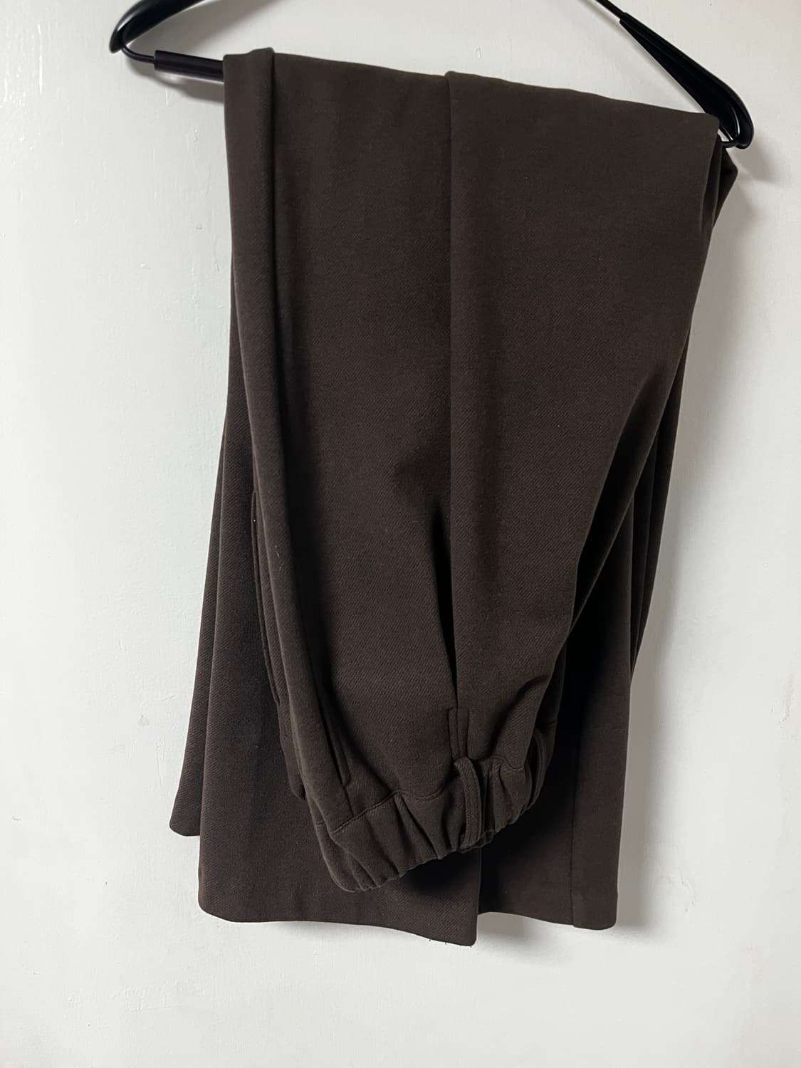 앳더앤드 콤마 와이드 밴딩 슬랙스 아웃핏 딥브라운 상품이미지4