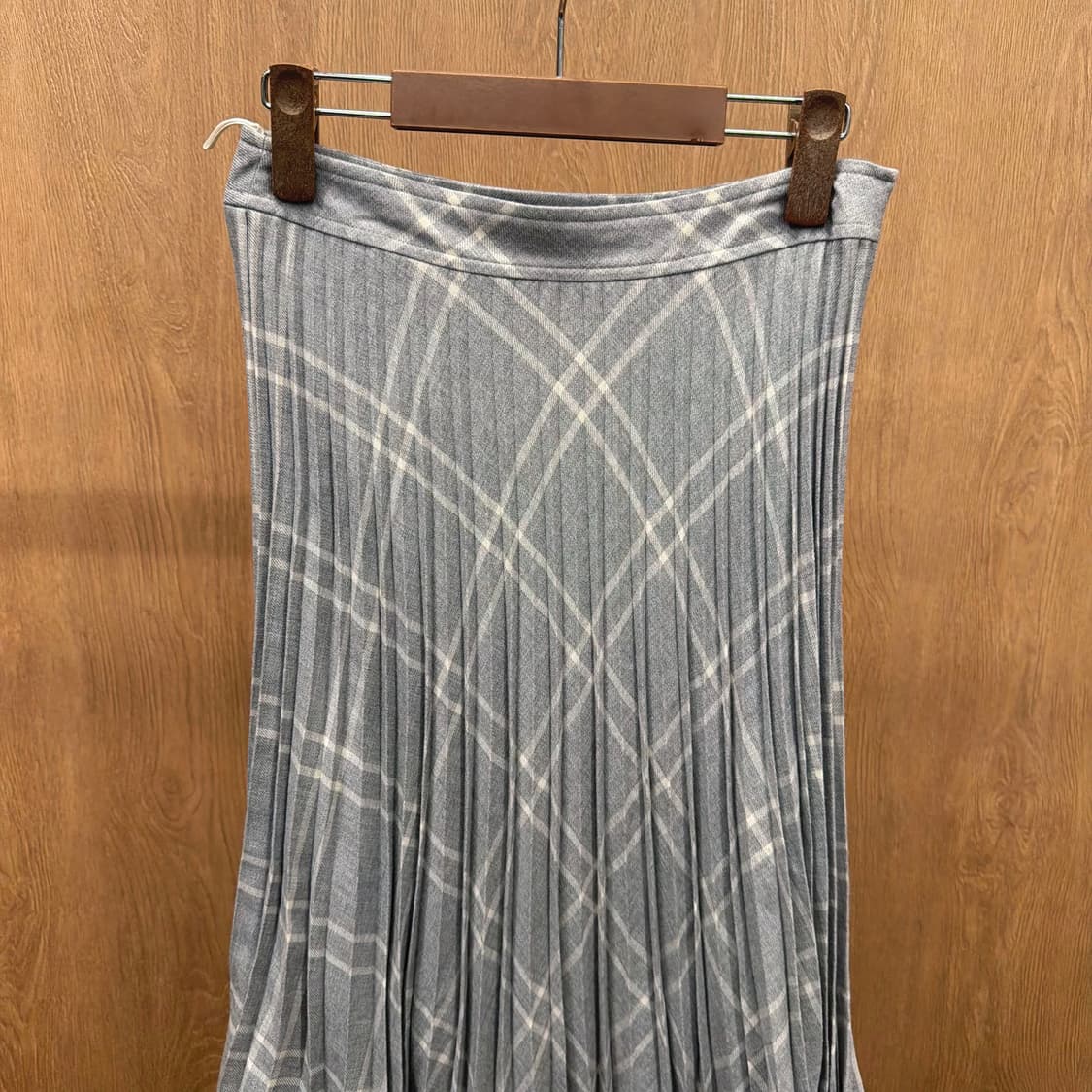 꾸레쥬 롱 플리츠 스커트 체크 패턴 디테일 플레어핏 라이트 그레이 상품이미지4