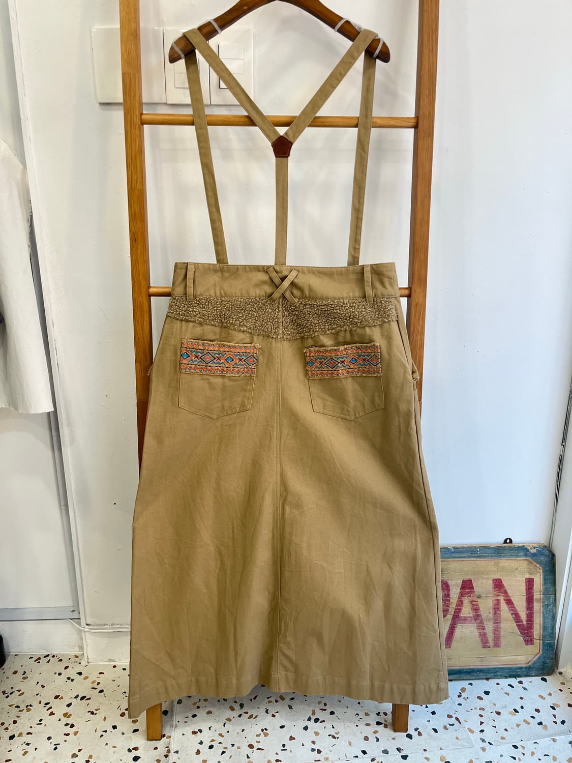 티티카카(TITICACA) 에스닉 자수 보아 서스펜더 롱스커트 상품이미지2