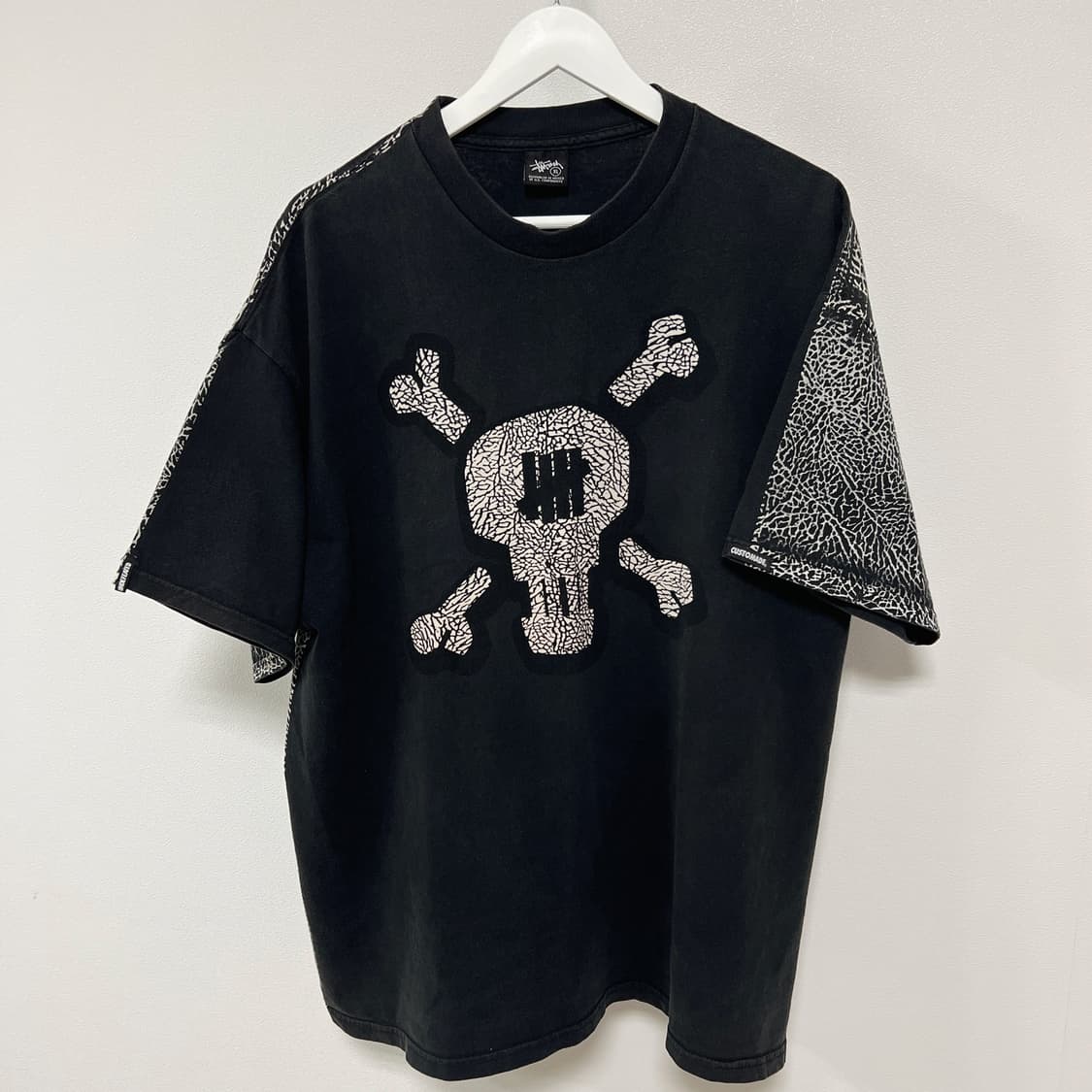 스투시 x 언디핏 커스텀메이드 스컬 크로스본 시멘트 티셔츠 블랙 상품이미지3
