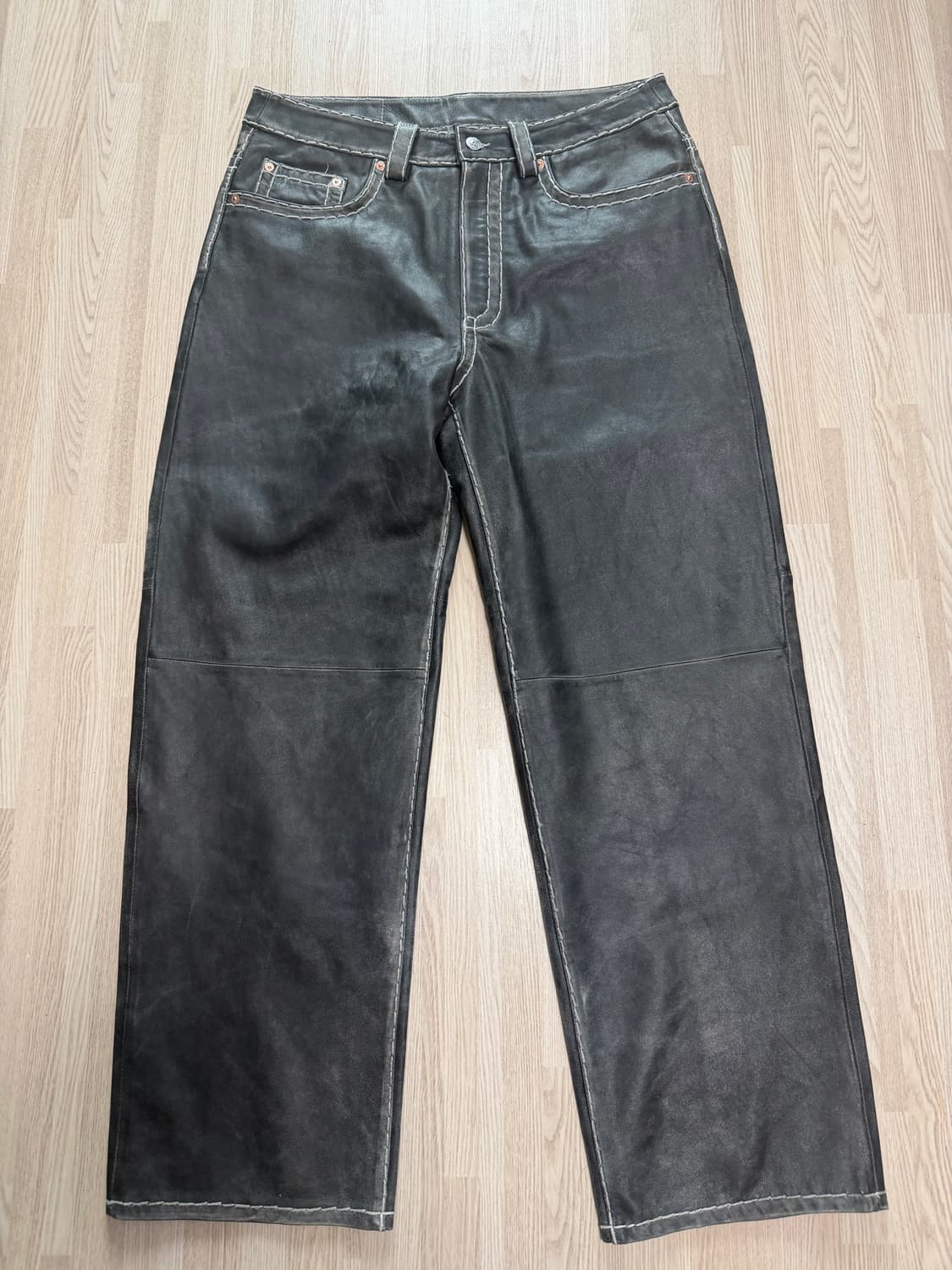 슈프림 x 트루릴리전 루즈 핏 레더 팬츠 블랙 - 25FW 상품이미지1