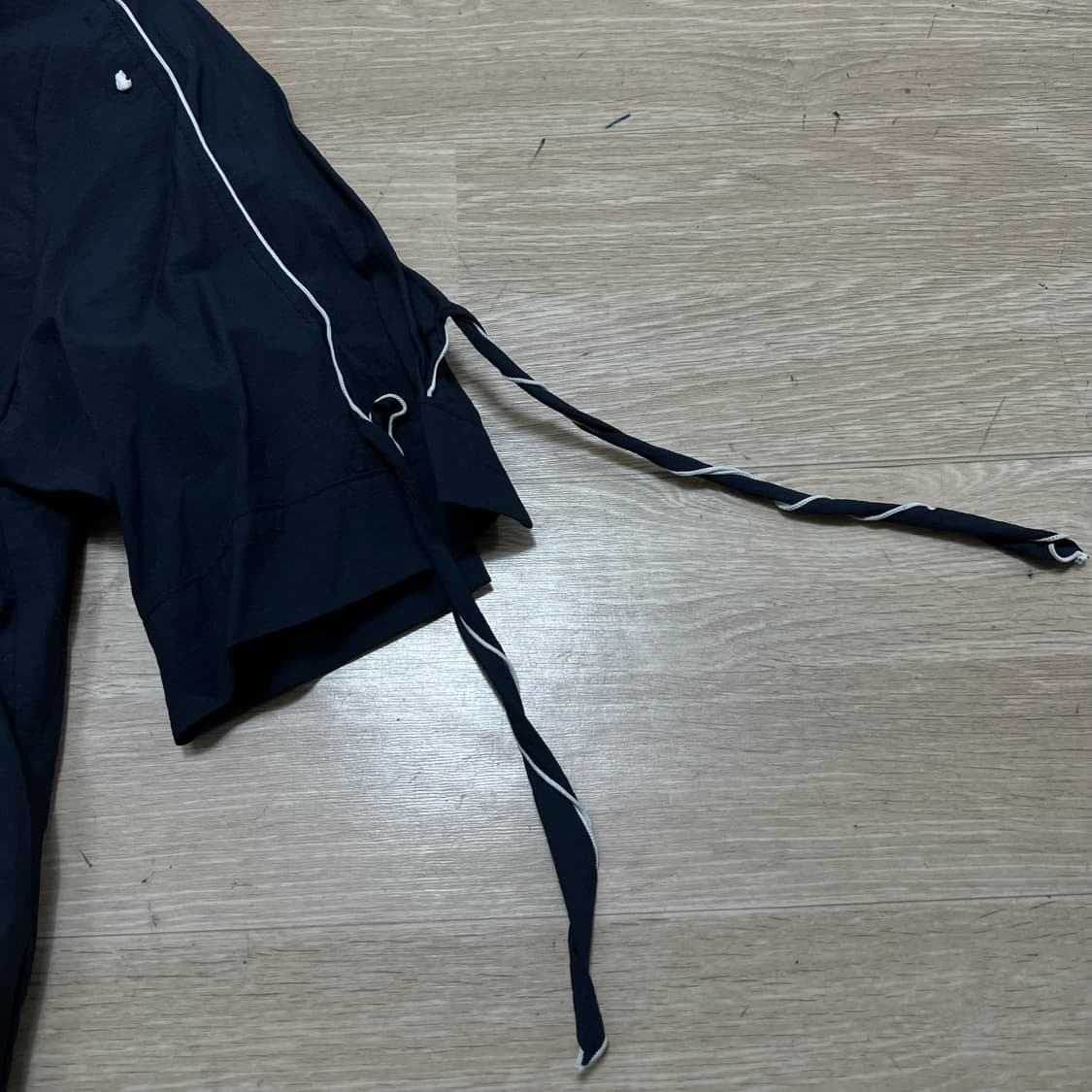 미우미우 여성 자수 로고 사이드 파이핑 반팔 블라우스 [네이비] Free 상품이미지5