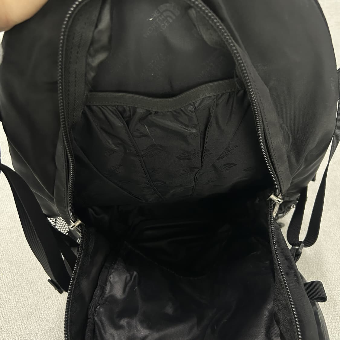 노스페이스 콰사 블랙 백팩 상품이미지4