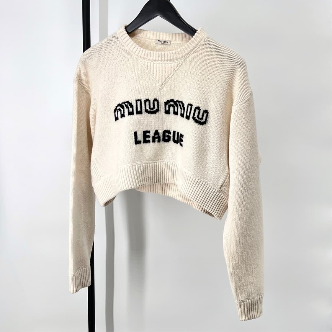 [38사이즈] 미우미우 로고 크롭 캐시미어 니트 아이보리 (MML548) 상품이미지3