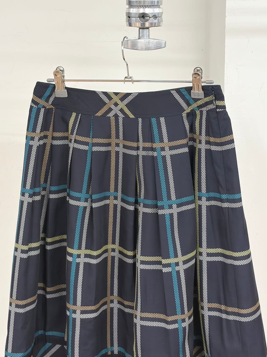 꾸레쥬 네이비 체크 패턴 플리츠 미디 스커트  상품이미지4