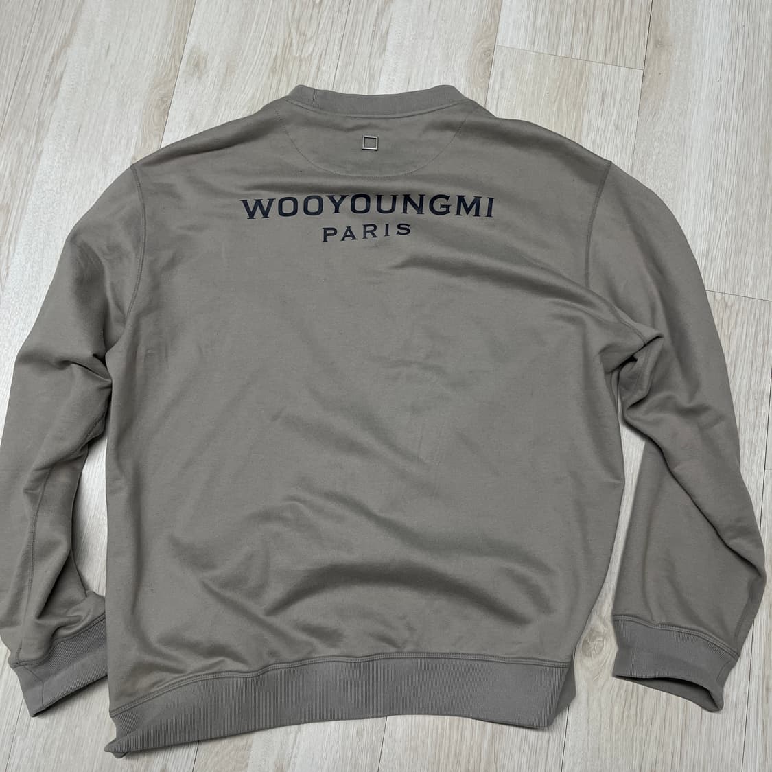 우영미 백로고 맨투맨 카키 그레이 52사이즈 상품이미지3