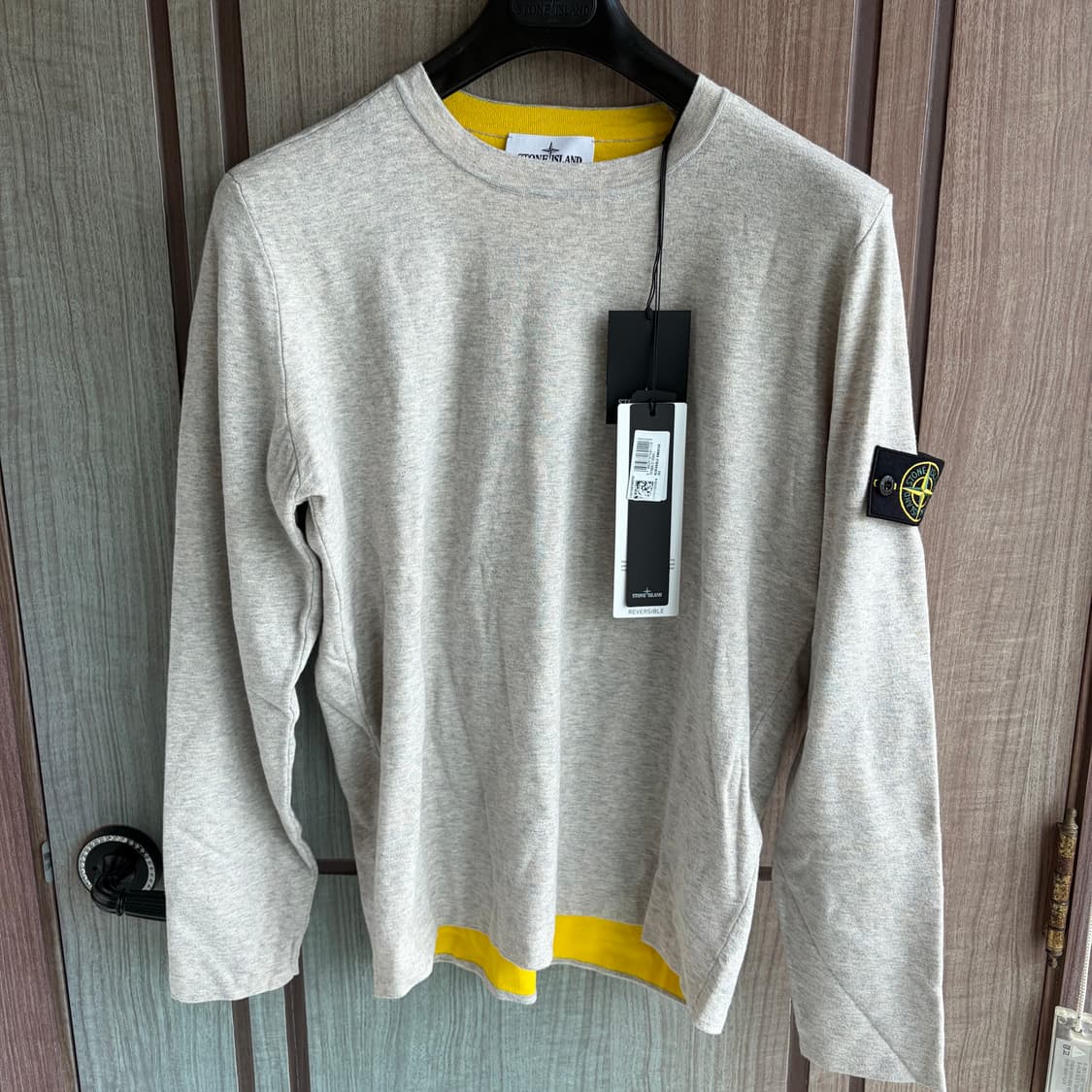 새상품(L)스톤아일랜드 와펜 리버시블 롱슬리브 맨투맨 그레이 옐로우 상품이미지2