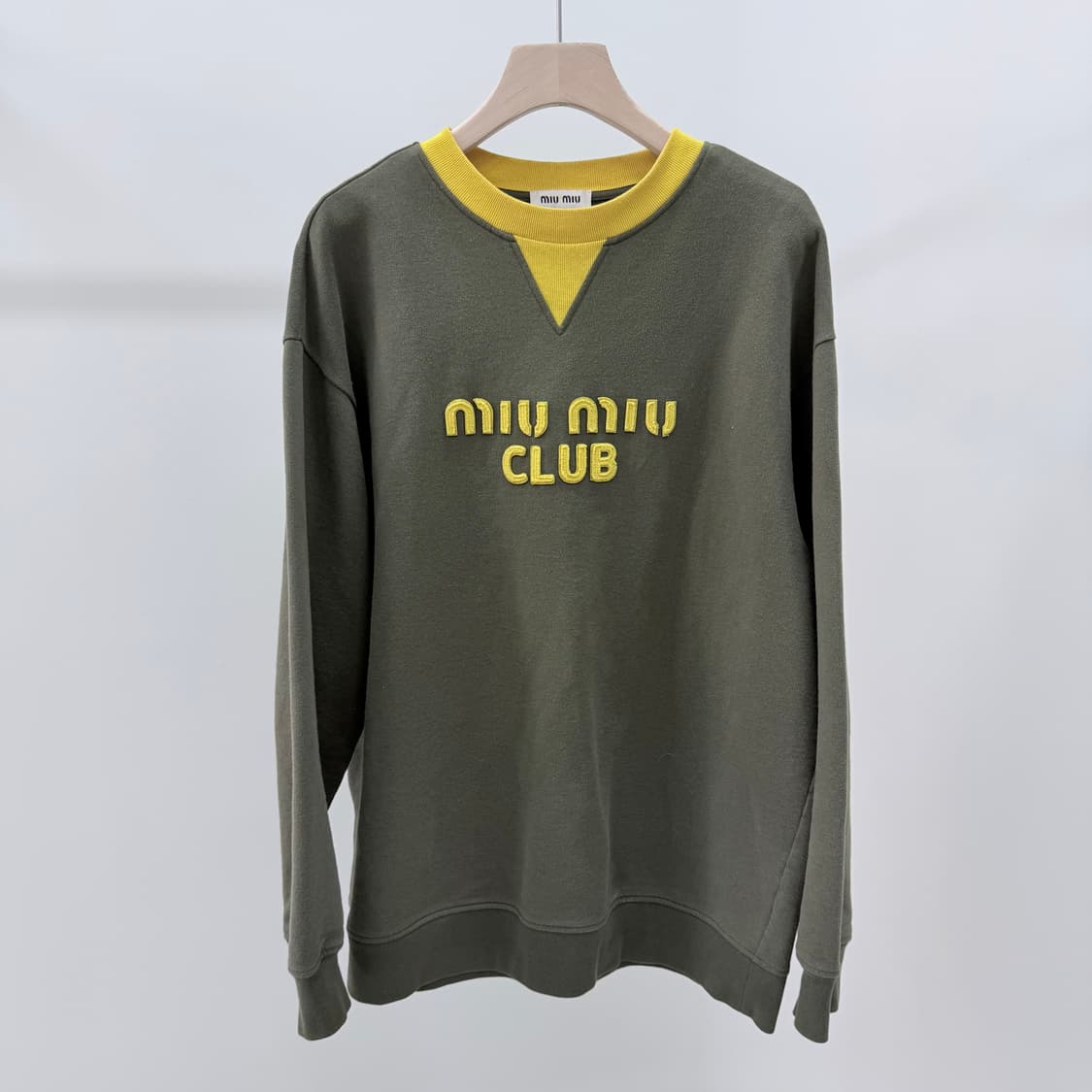 [S+급/XL] 미우미우 클럽 로고 크루넥 맨투맨 카키 상품이미지1