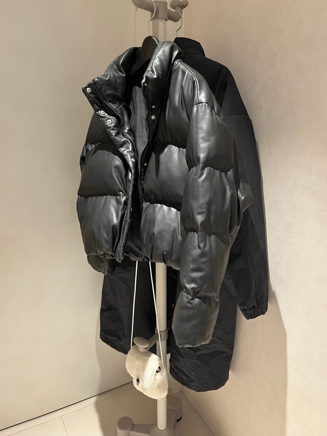 지오다노 오버핏 에코 레더 가죽 숏 푸파 패딩 점퍼 상품이미지9