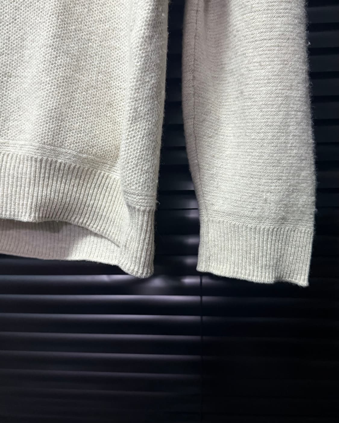 SERIES 시리즈 울 베이지 아이보리 컷팅 말린 넥 라인 니트 스웨터 상품이미지5