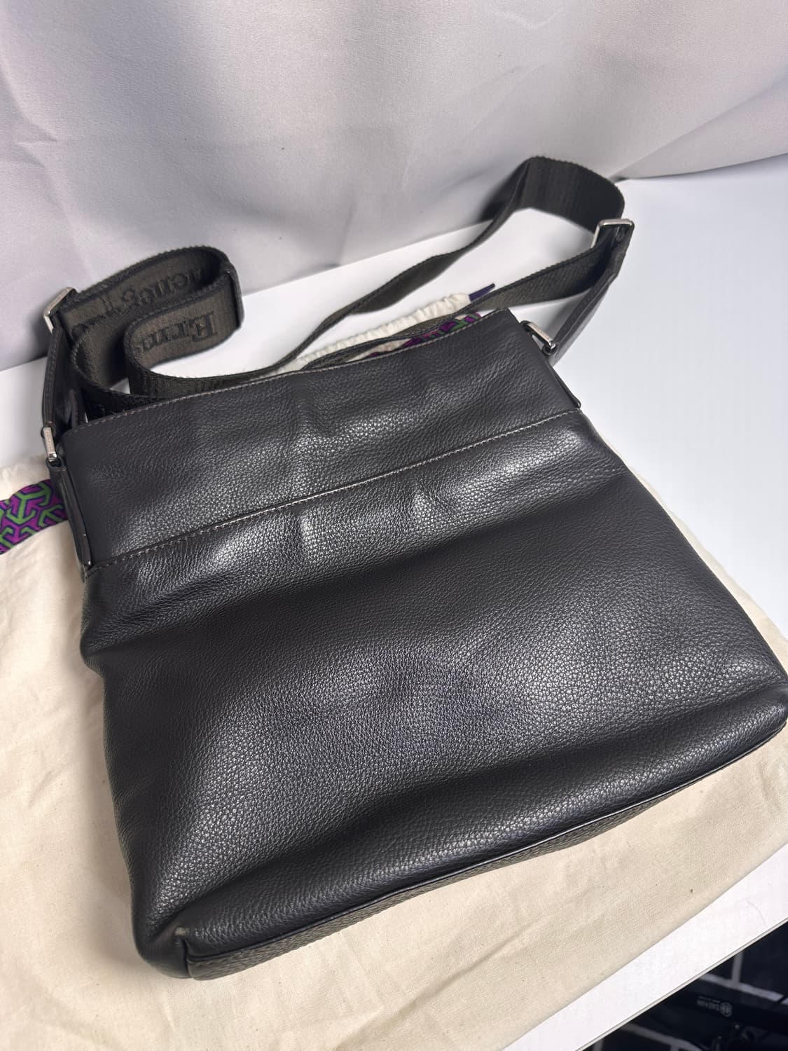 에르메네질도 제냐 페블레더 크로스백 – 이탈리안 모던 클래식 상품이미지10