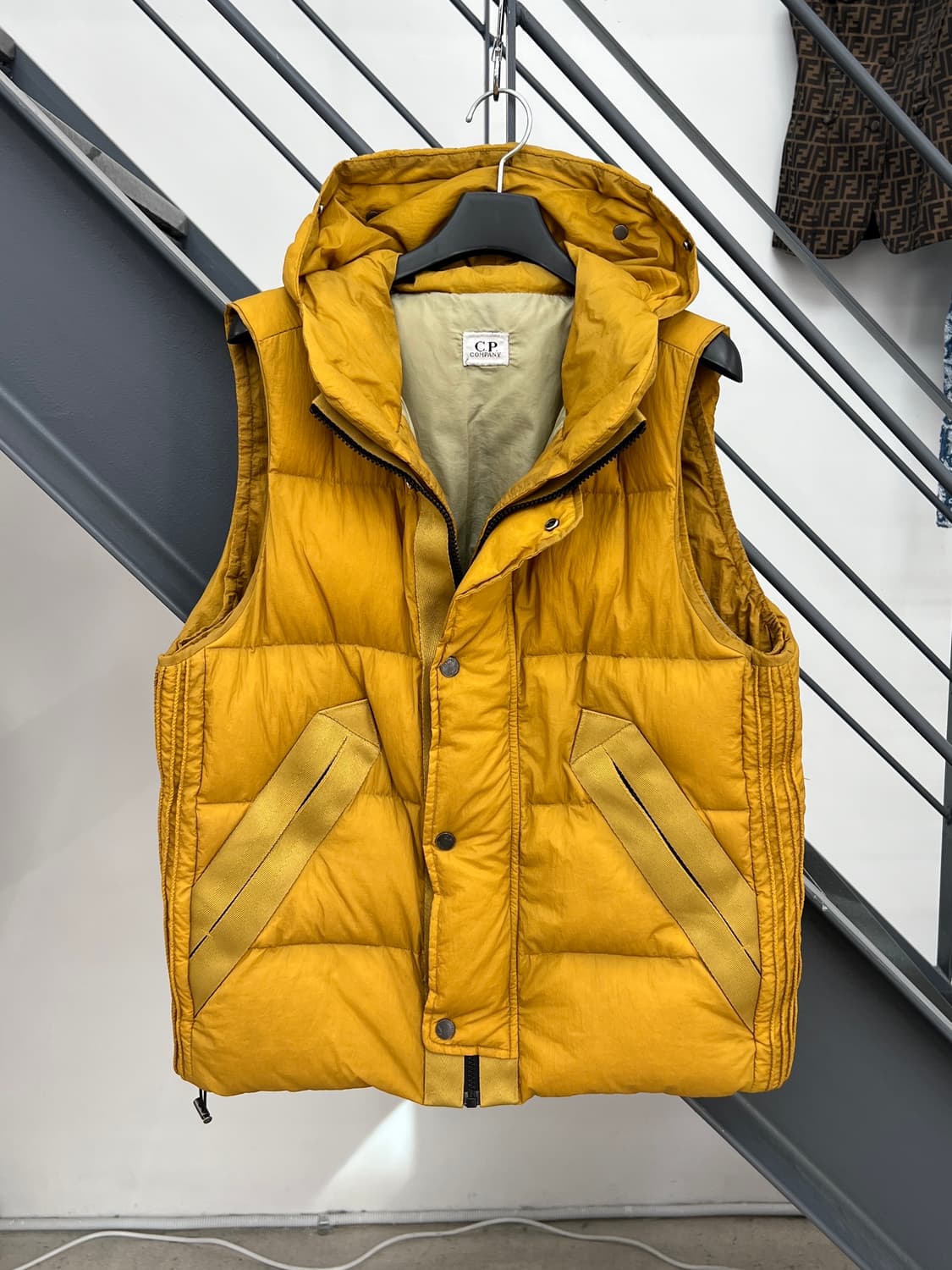 CP컴퍼니 옐로우 고글 패딩 베스트 상품이미지3