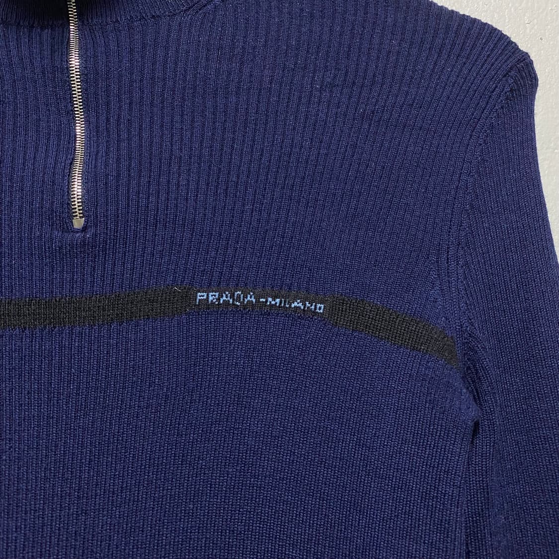 프라다 로고 디자인 하프 집업 니트 상품이미지3