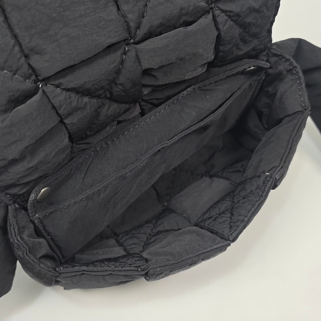 보테가베네타 패디드 테크 미니 카세트 벨트백 상품이미지9