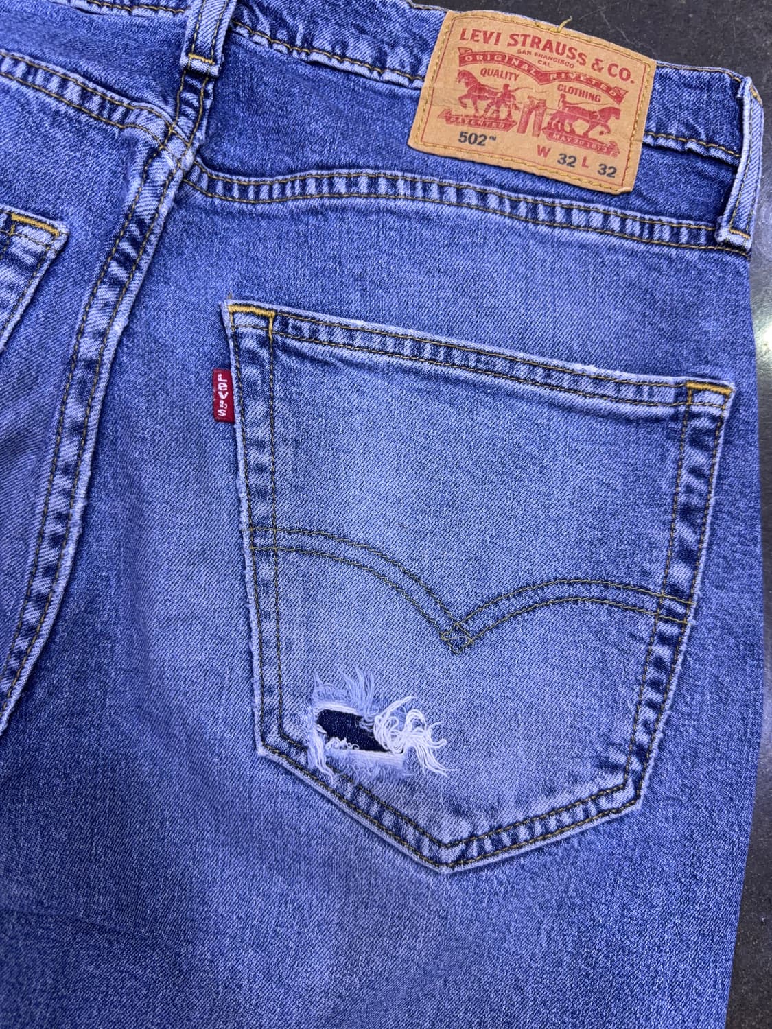 리바이스 502 레귤러 테이퍼드핏 중청 워싱 데님팬츠 32 상품이미지7