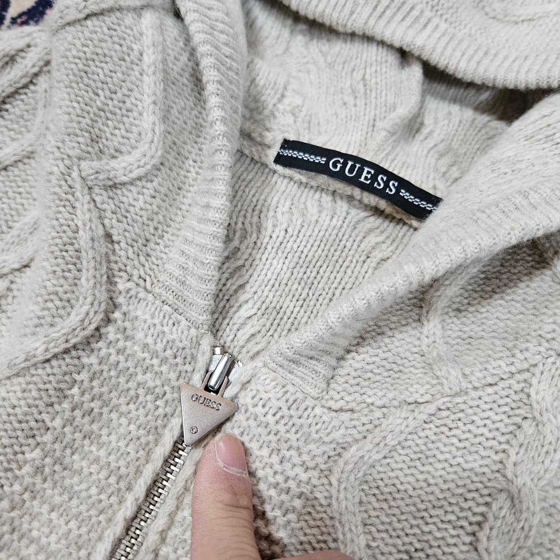 게스(Guess) 20fw 울 혼방 케이블 후드 숏 니트  상품이미지4