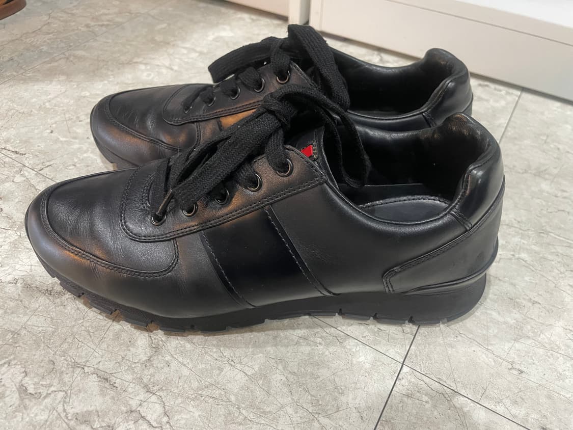 프라다 블랙 가죽 스니커즈 260 정품 상품이미지1