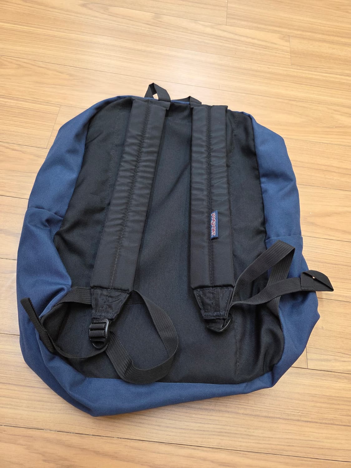 잔스포츠 네이비 백팩 판매합니다. 넉넉한 수납 공간으로 책이나 소지품을  상품이미지2
