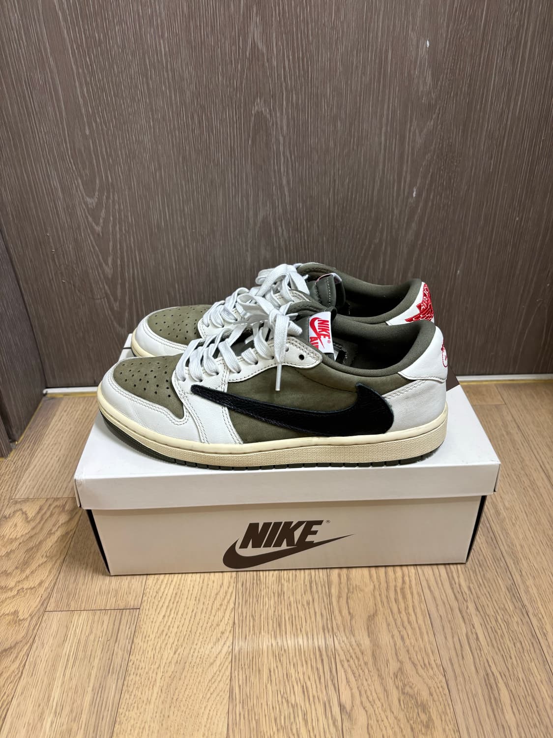 나이키 트래비스 스캇 리버스 올리브 상품이미지1