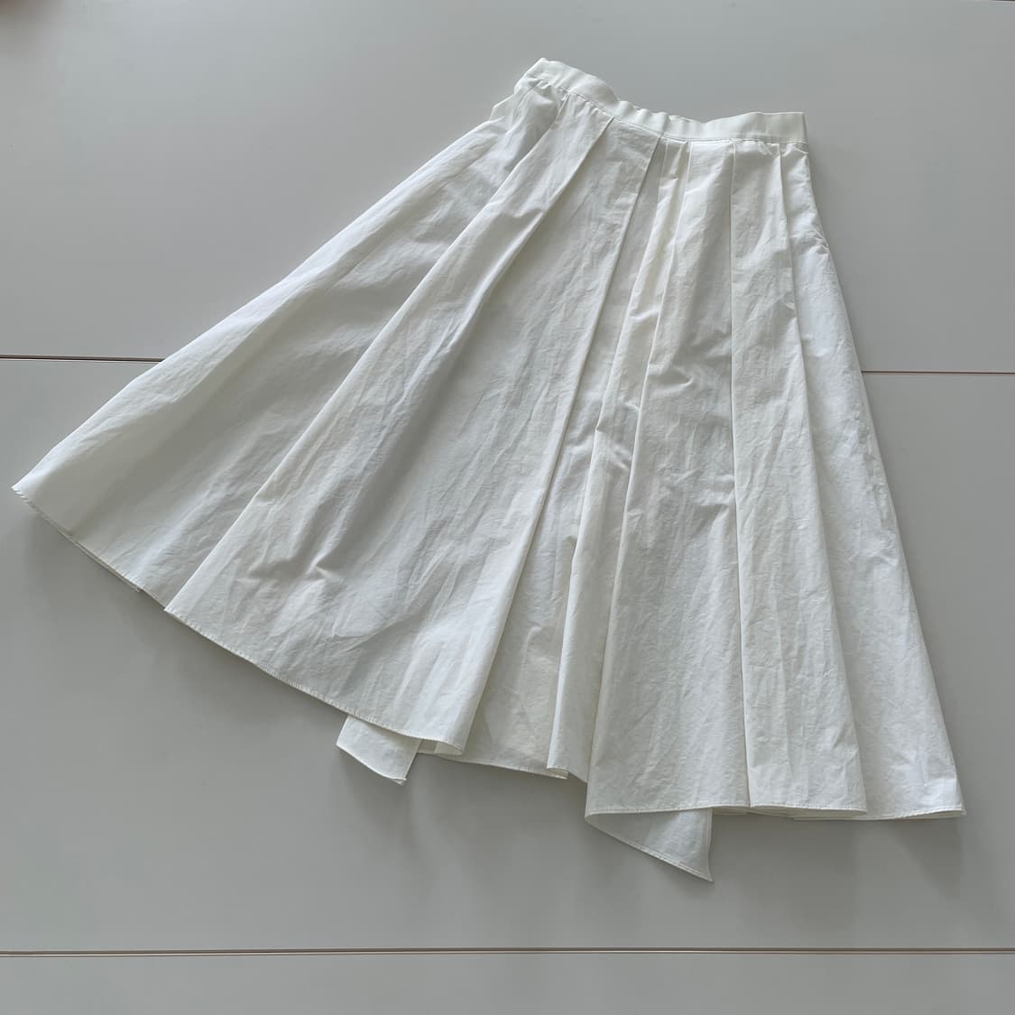 캘빈클라인 화이트 플리츠 롱 스커트 상품이미지2
