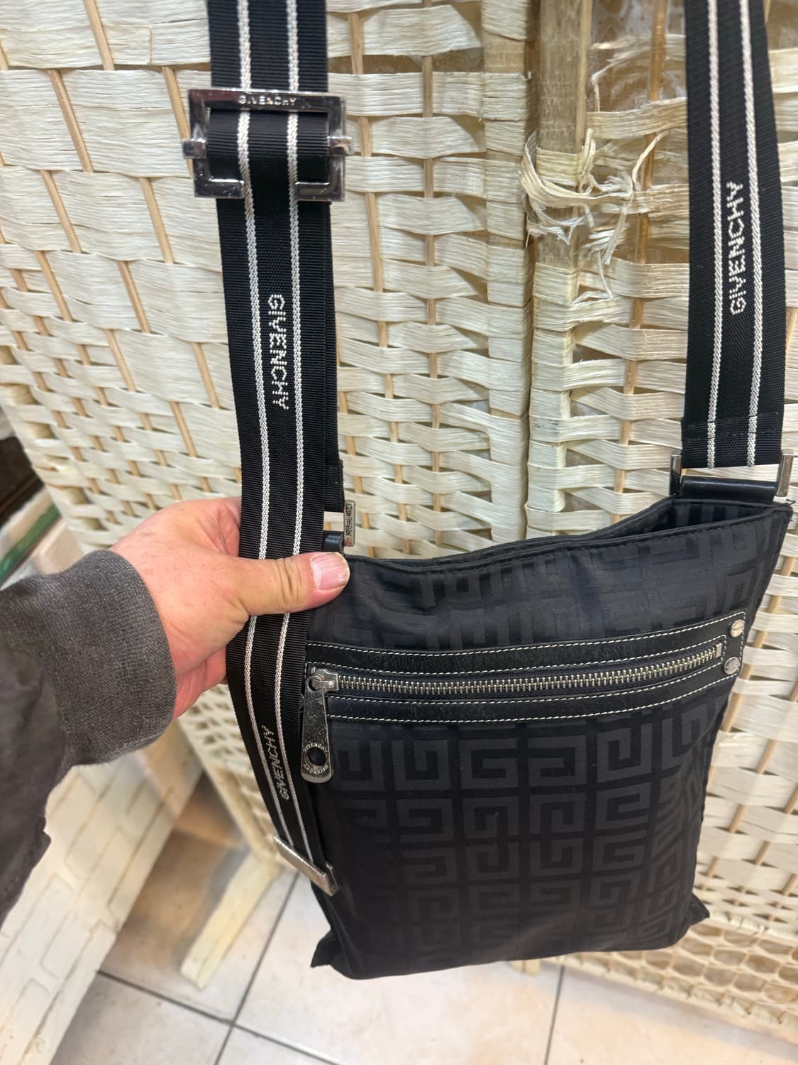 정품 지방시 로고 캔버스 크로스백 팝니다 상품이미지2