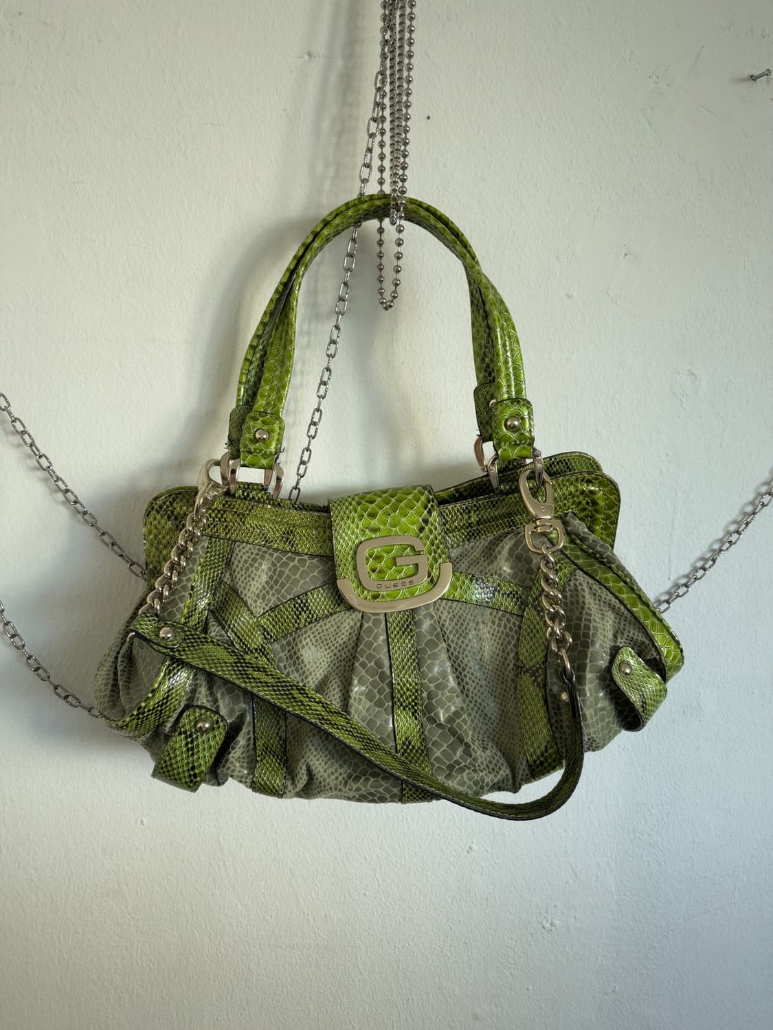 guess y2k 파이톤 레더 토트 & 숄더백 상품이미지1