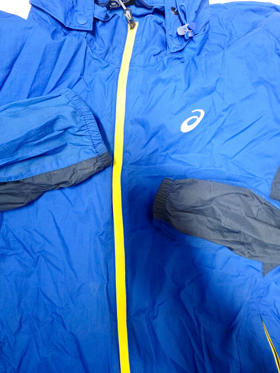 [아식스] 블루 네온옐로우 배색 초경량 후드 런닝 바람막이 100 (실측 상품이미지4