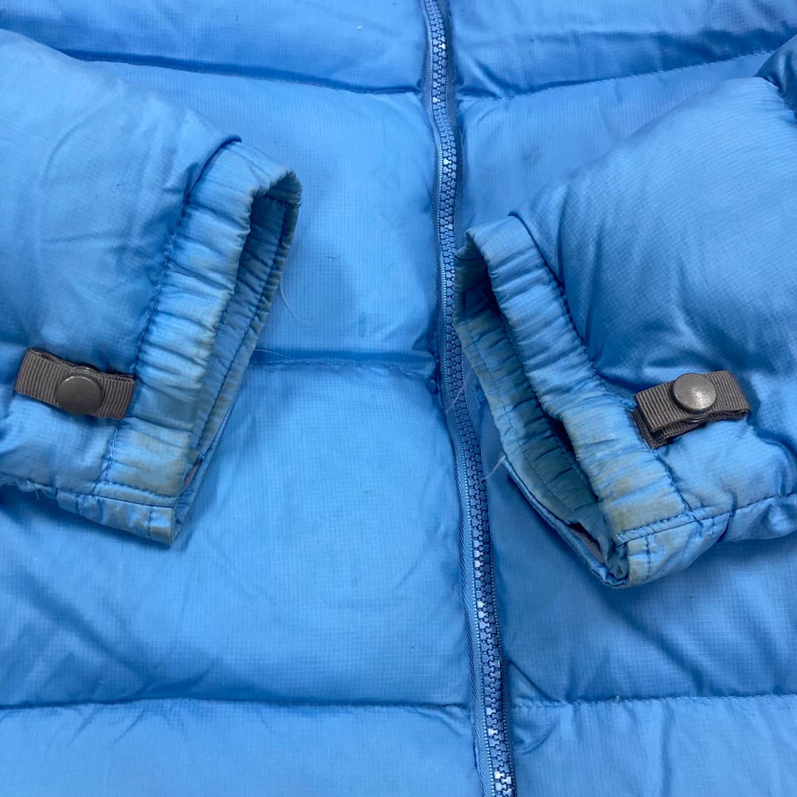 노스페이스 스카이 컬러 우먼스 레트로 700 눕시 패딩 상품이미지4