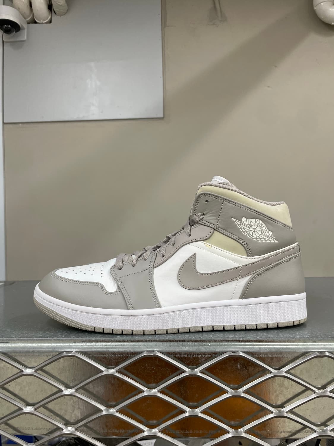 나이키 조던1 미드 컬리지 그레이 300 상품이미지1