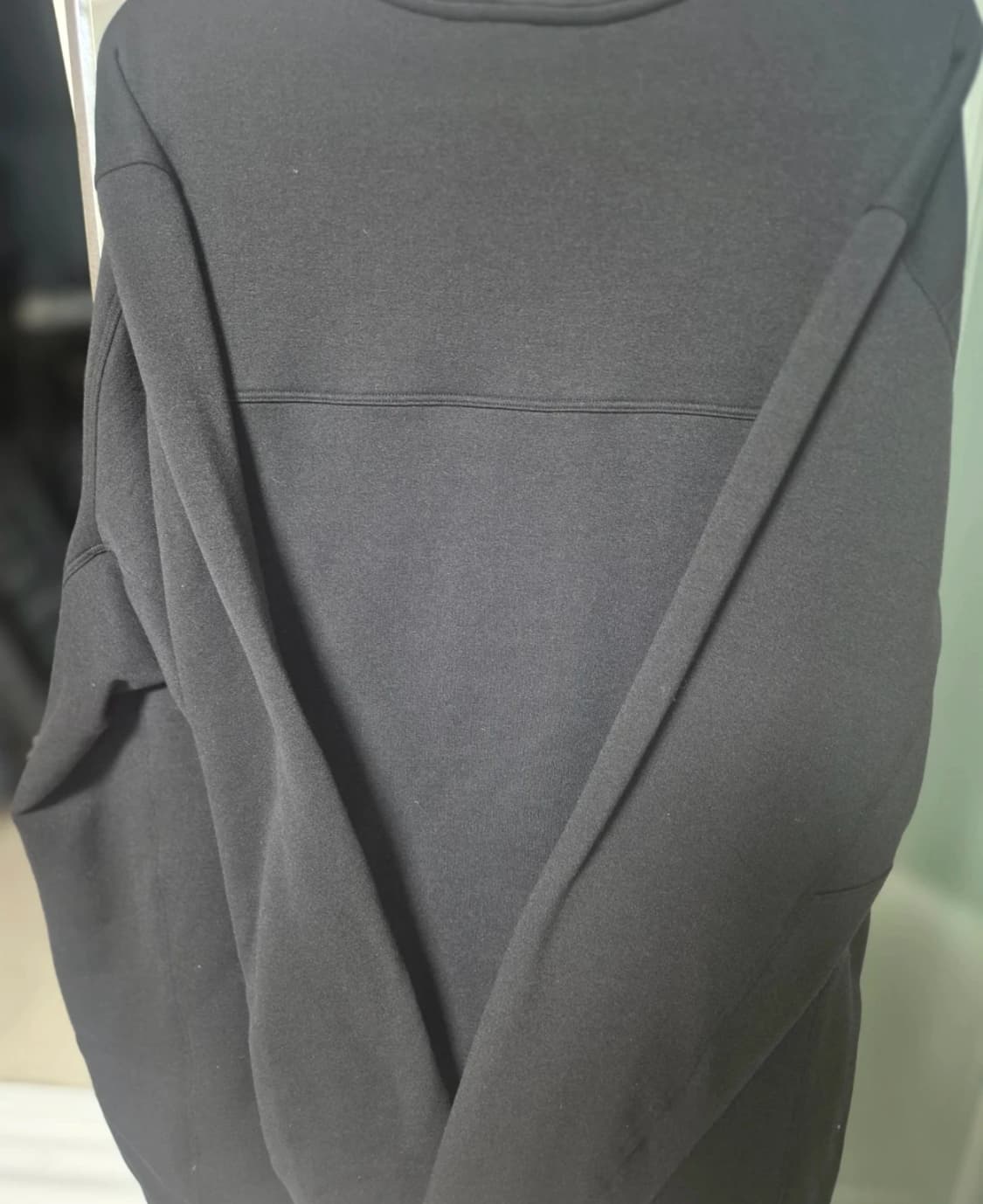 아크테릭스 카이어나이트 블랙 색상 XL사이즈입니다. 가슴 쪽에 지퍼가 달 상품이미지2