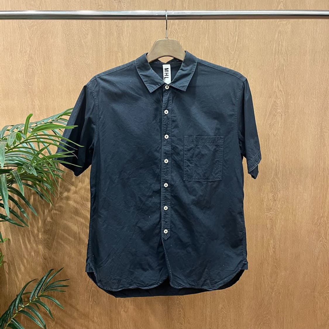 마가렛 호웰 반팔 코튼 셔츠 체스트 싱글 포켓 버튼 클로징 디테일 네이비 상품이미지1