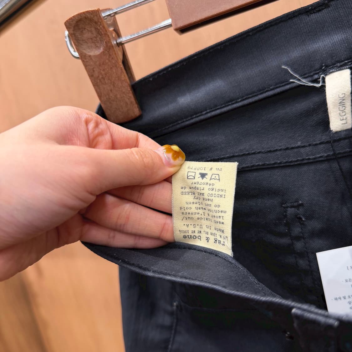 랙앤본 코팅 스키니 팬츠 백 포켓 시그니처 미니 자수 로고 디테일 블랙 상품이미지8