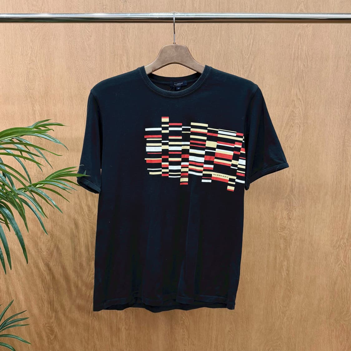 버버리 런던 라운드넥 반팔 티셔츠 멀티 컬러 블록 프린팅 디테일 블랙 상품이미지1