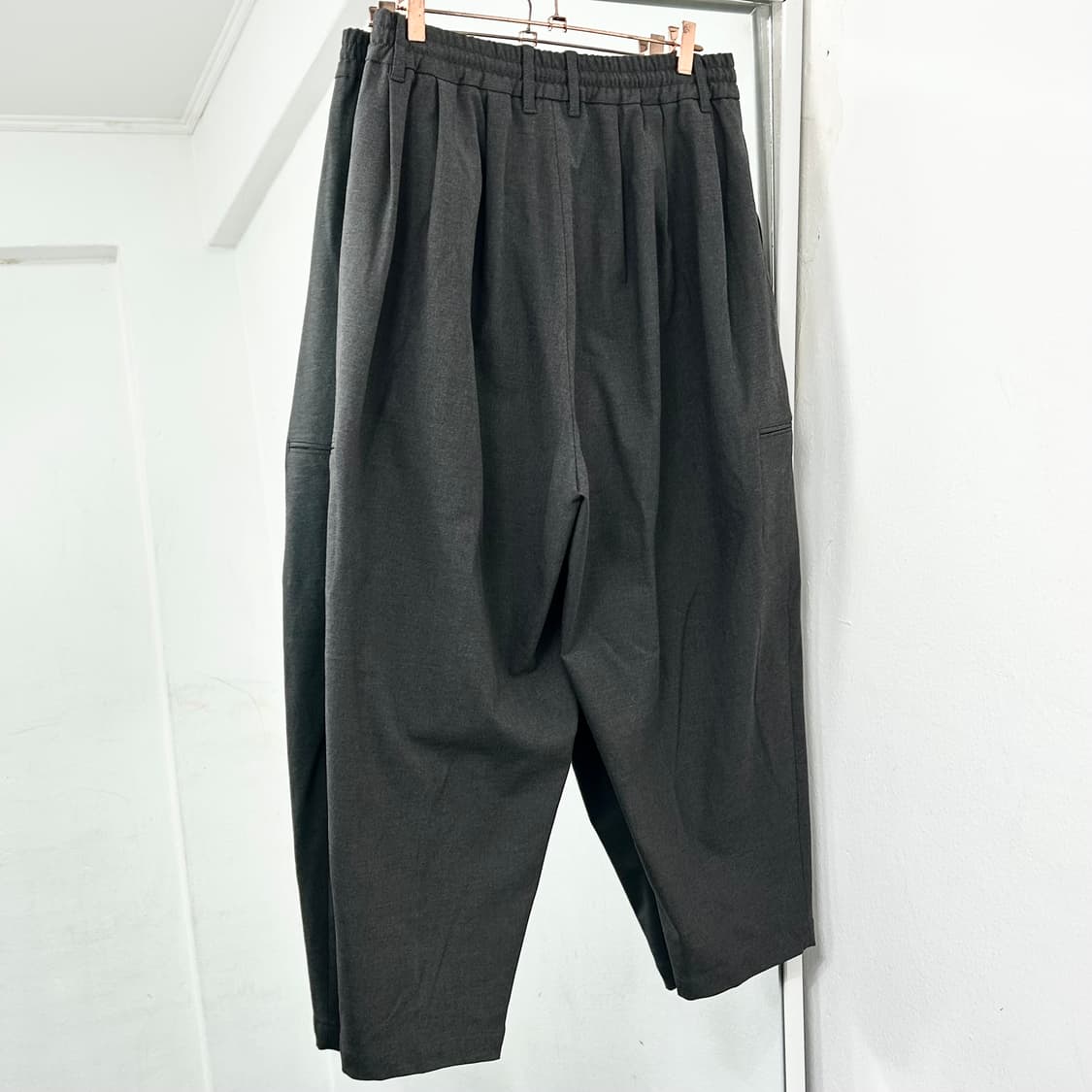 송지오 옴므 23SS 크레이프 벌룬 팬츠 상품이미지5