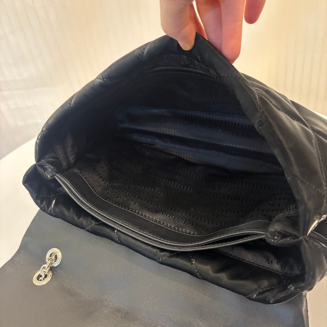 정품 메트로시티 글로시 퀄팅 숄더백     상품이미지8