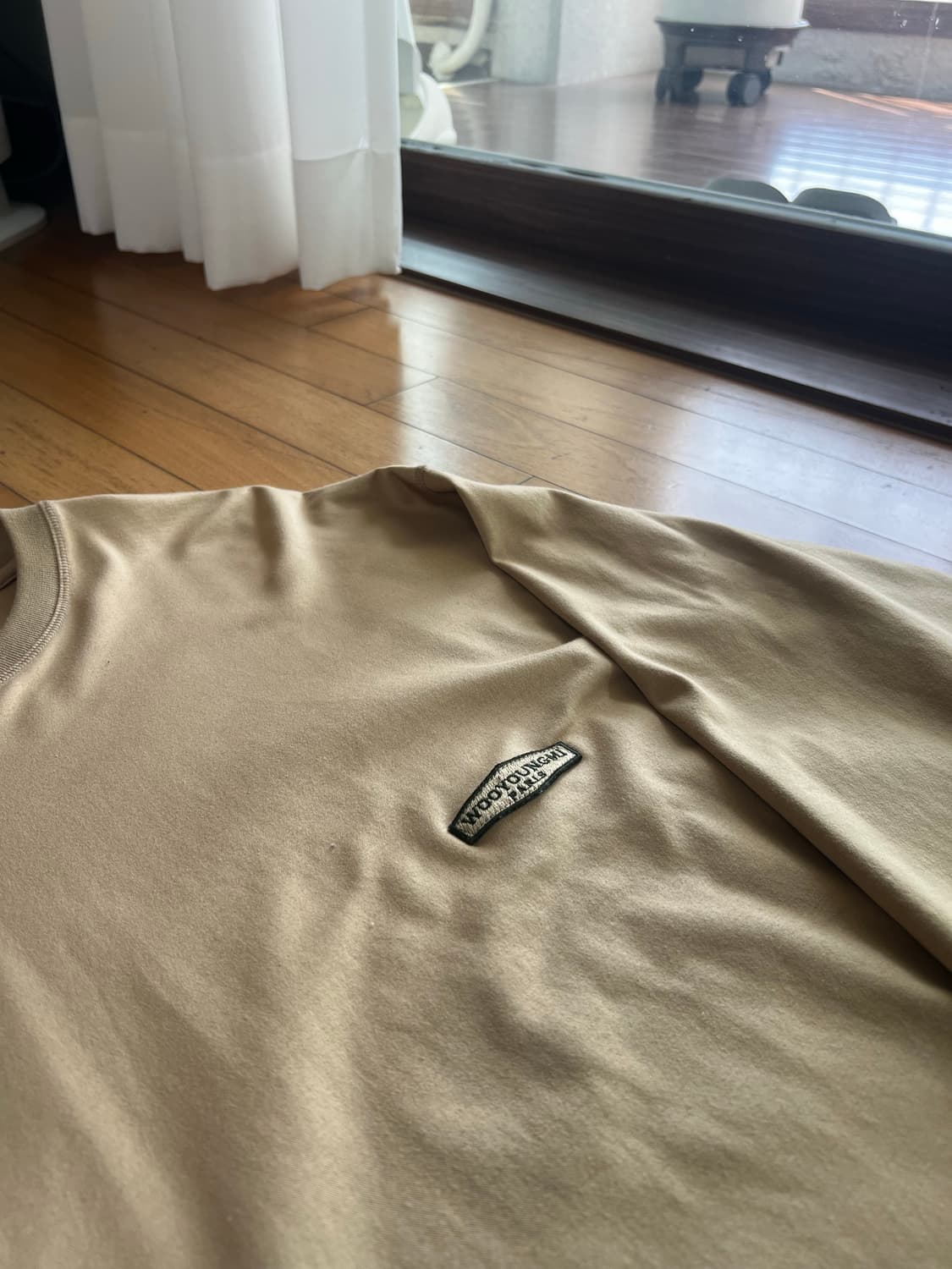 우영미 백로고 롱슬리브 베이지  상품이미지3