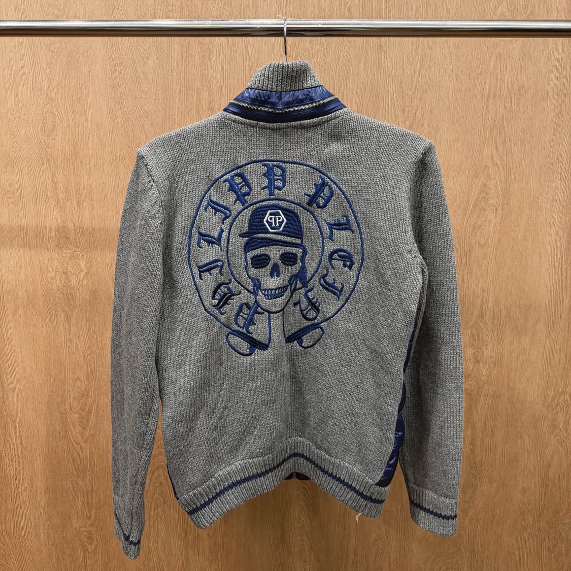 필립 플레인 옴므 패딩 점퍼 메탈 로고 플라크 자수 디테일 블루 그레이 상품이미지3