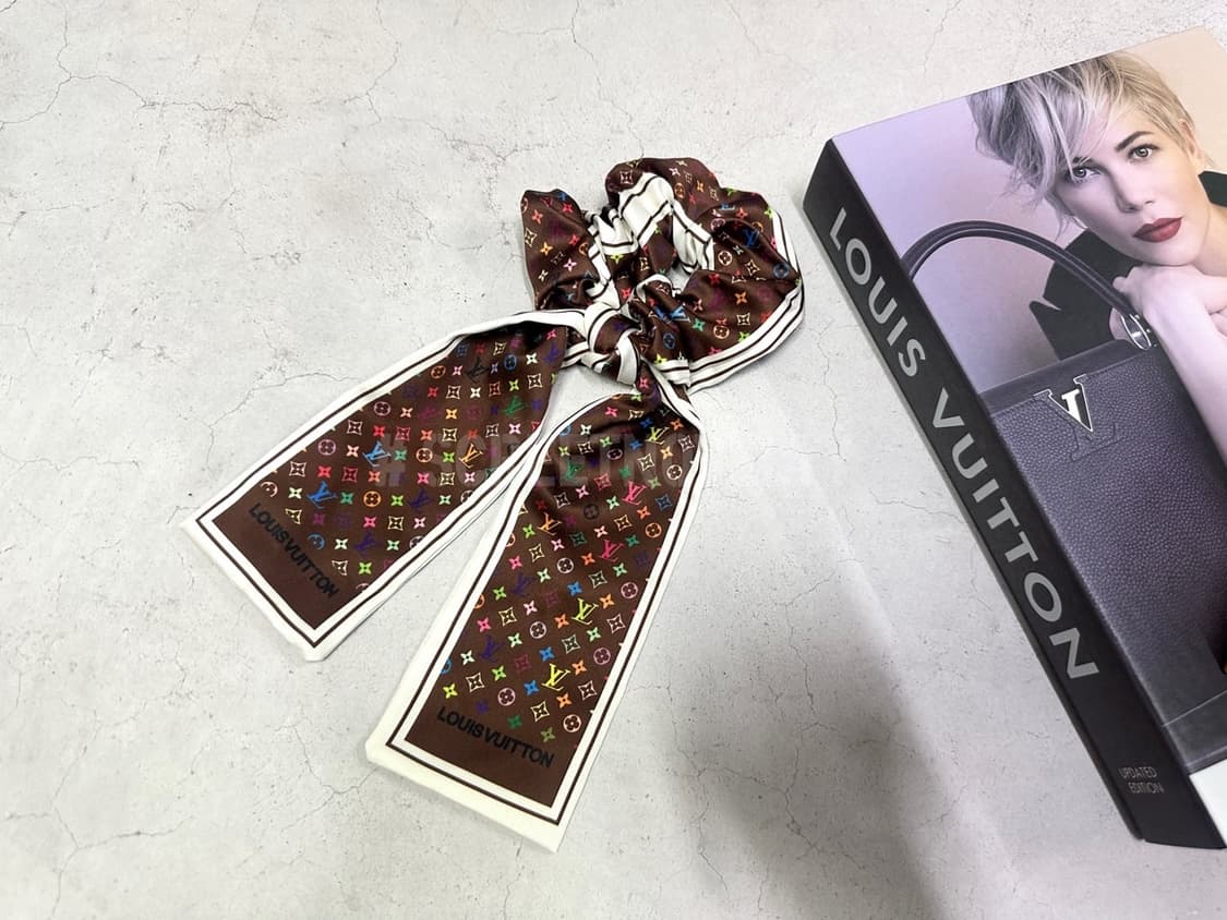 루이비통 브라운&멀티컬러 리본 헤어슈슈 상품이미지2