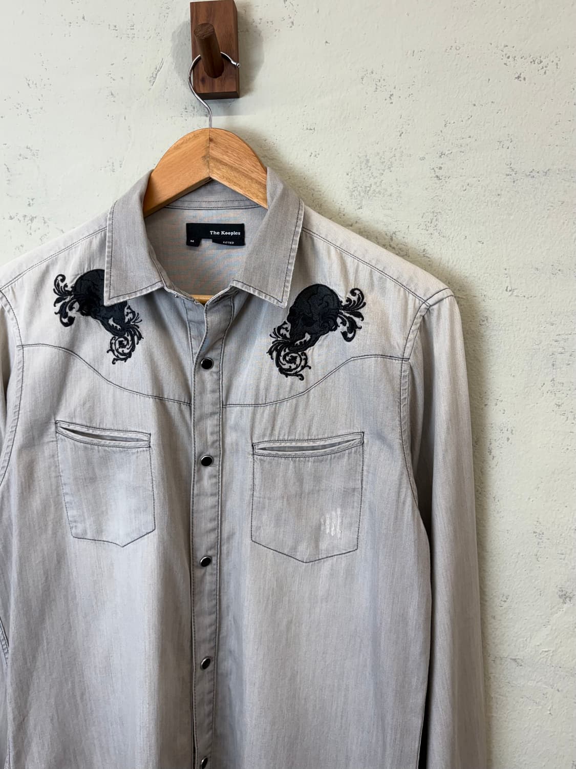 The Kooples 빈티지 스컬 자수 워싱 셔츠 상품이미지2
