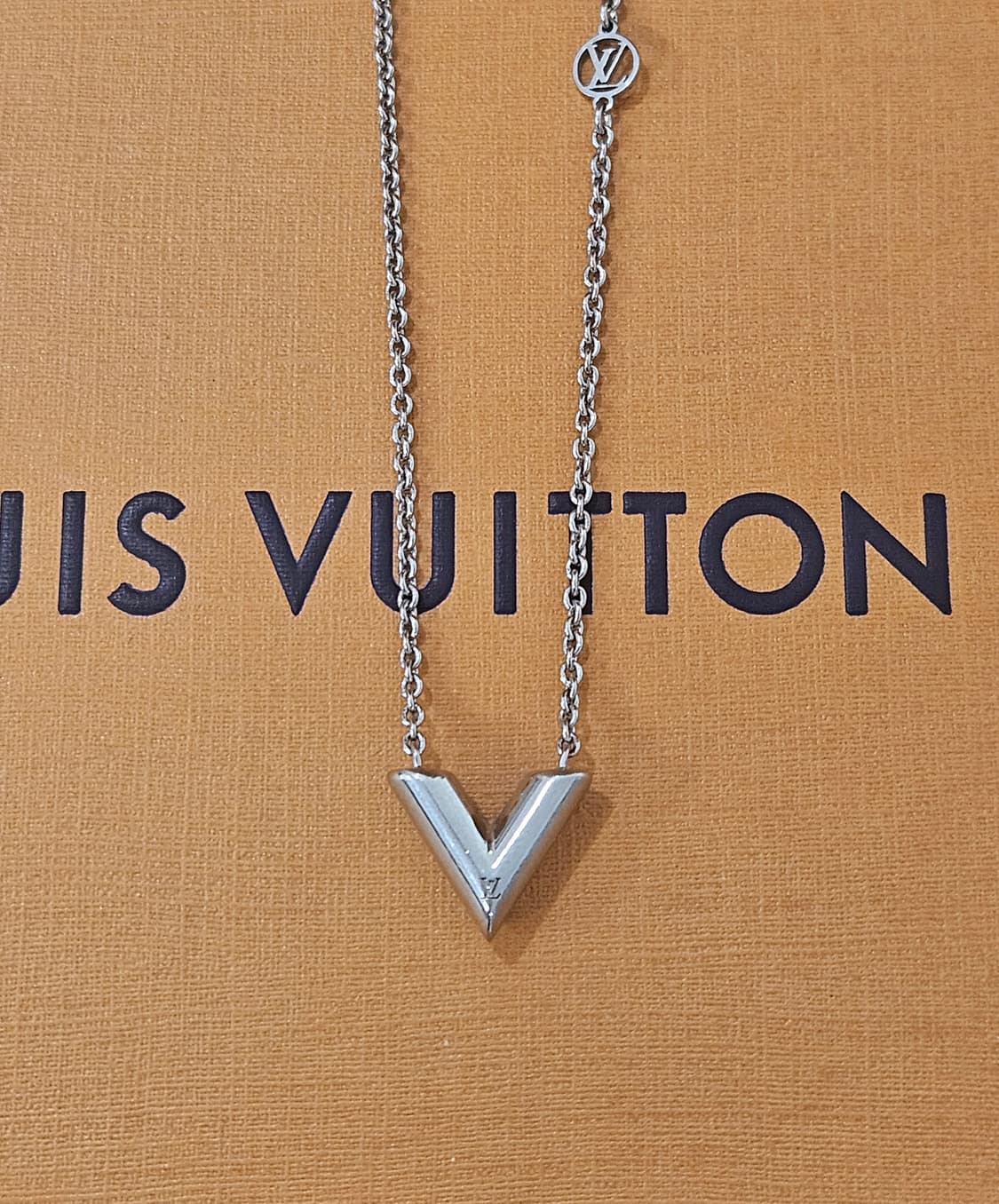 루이비통 에센셜 V목걸이 실버 신형 [정품] 상품이미지2
